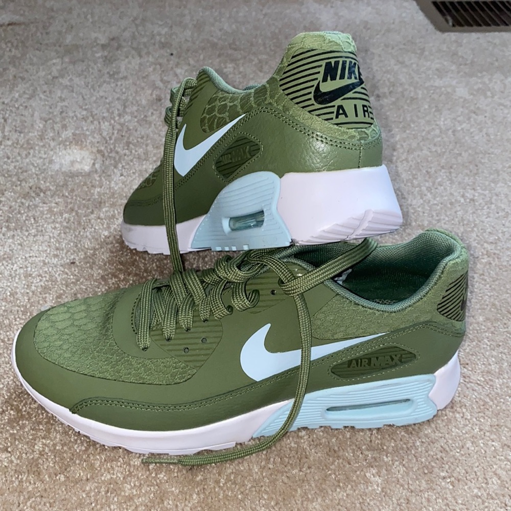 Nike Air Max Tennis Shoes